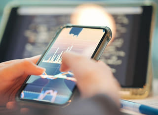 Investor ověřující průhledný postup výběru a převodu finančních prostředků