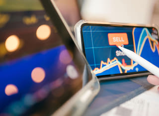 Obchodník sledující více trhů při analýze Bitcoinu, Etherea a forexových opcí